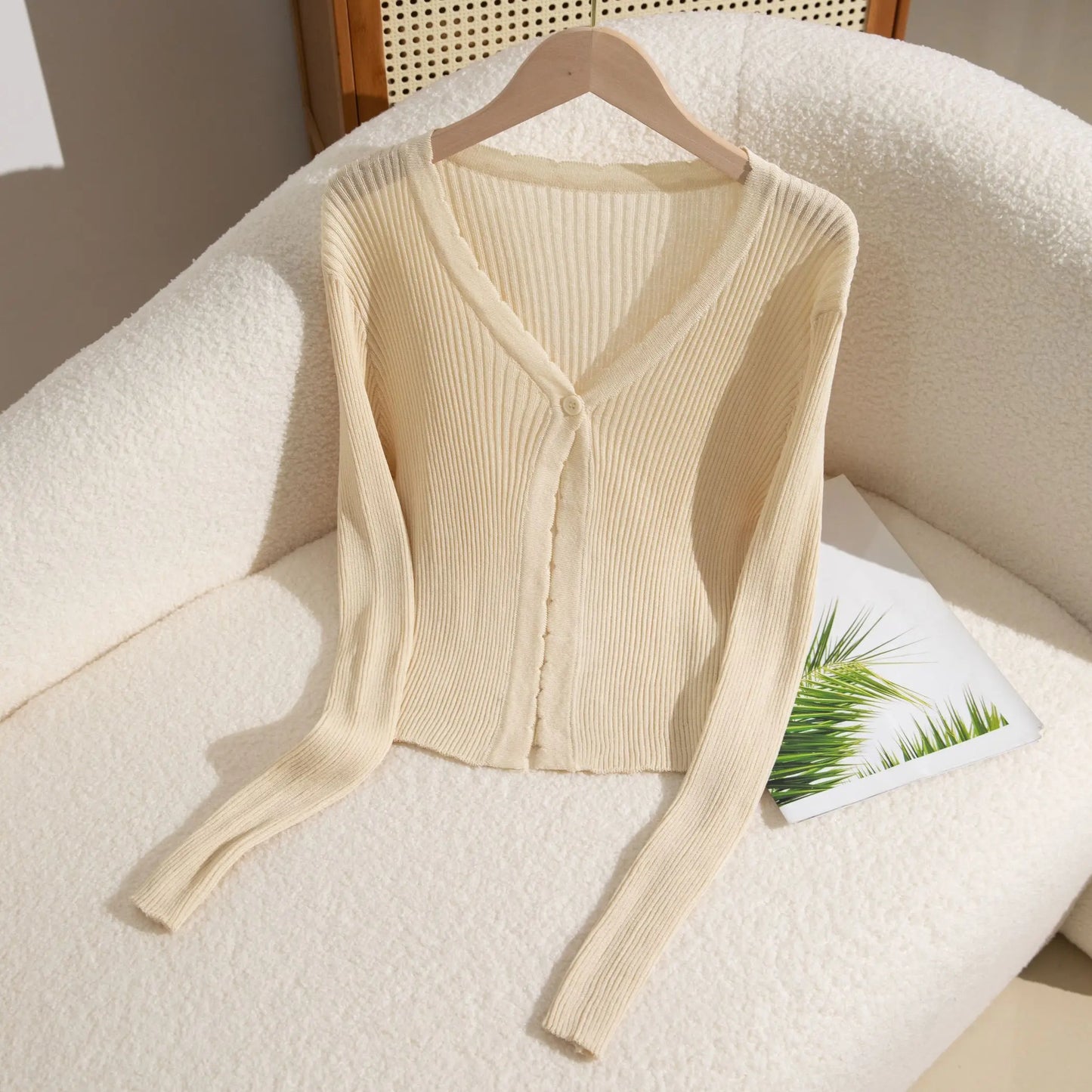 Summer New Women's V-neck Cardigan, Long Sleeves, Sun Protection, ButtSPECIFICATIONSSleeve Style: regularSleeve Length(cm): FullBrand Name: NoEnName_NullModel Number: BS106819Craft of Weaving: KnitClothing Length: regularStyle: Office DMEwomenstorenull