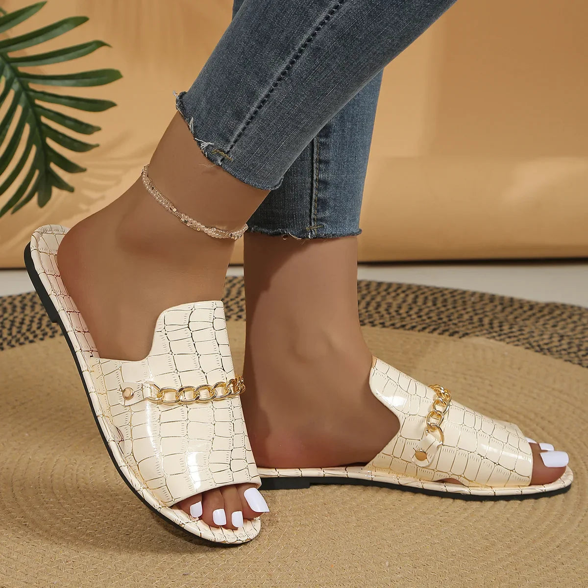 New Gold Metal Chain Peep Toe Slippers Women’s Flat Luxury OutdoorSPECIFICATIONSBrand Name: shijunyiShoes Type: Flip FlopsApplicable Place: OutsideUpper Material: PUHeel Height: High (5cm-8cm)Origin: Mainland ChinaCN: ZhejiangSeasoDMEwomenstorenull