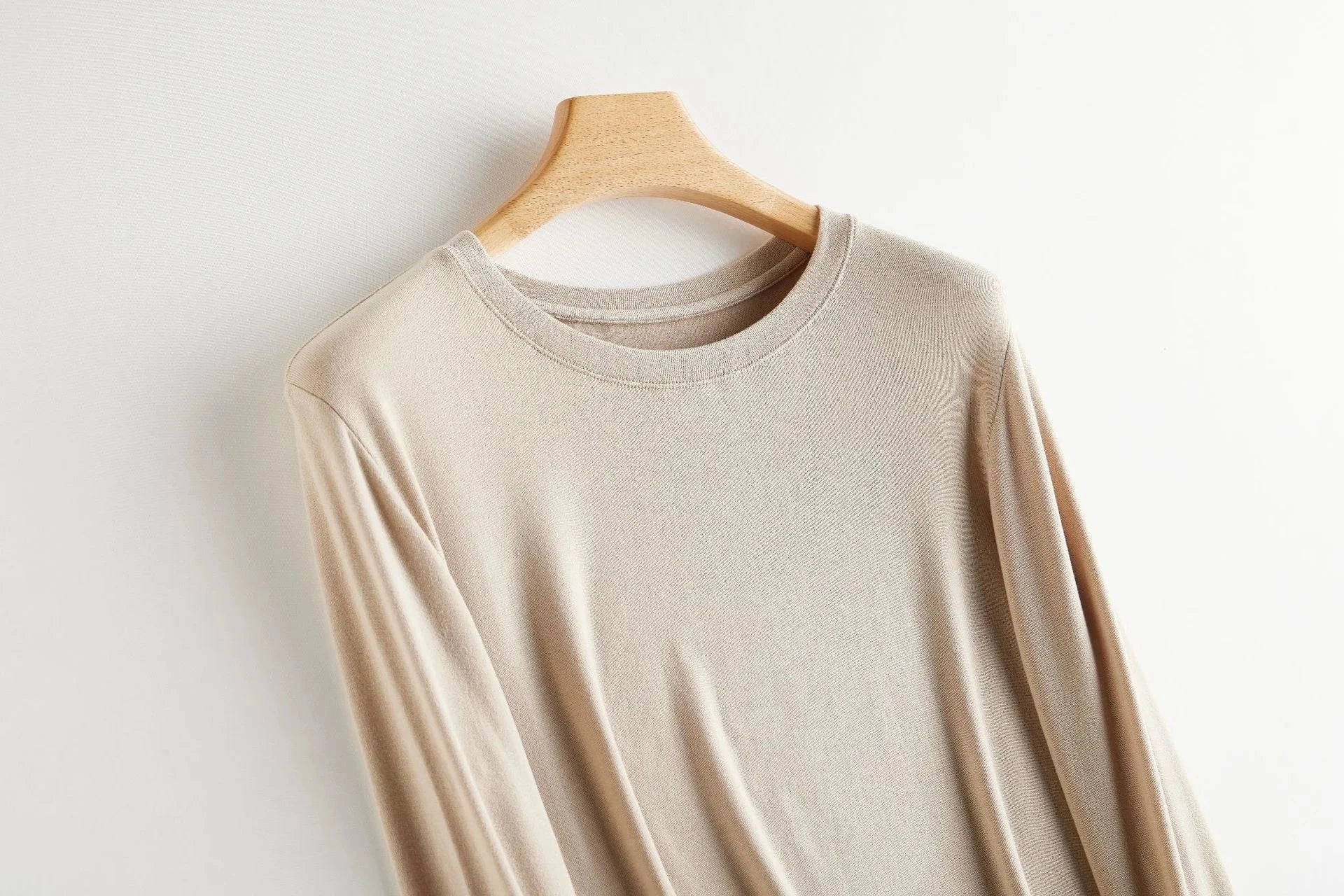 Wool Soft Long Sleeve T-shirts Women Round Neck Slim Fit Basic HeatingSPECIFICATIONSBrand Name: Y DemoStyle: Office LadyAge: MIDDLE AGEOrigin: Mainland ChinaCN: ZhejiangSeason: Autumn/WinterClothing Length: regularDecoration: noneElastDMEwomenstorenull