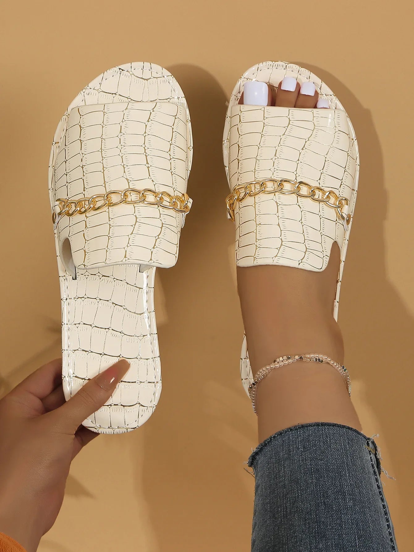 New Gold Metal Chain Peep Toe Slippers Women’s Flat Luxury OutdoorSPECIFICATIONSBrand Name: shijunyiShoes Type: Flip FlopsApplicable Place: OutsideUpper Material: PUHeel Height: High (5cm-8cm)Origin: Mainland ChinaCN: ZhejiangSeasoDMEwomenstorenull