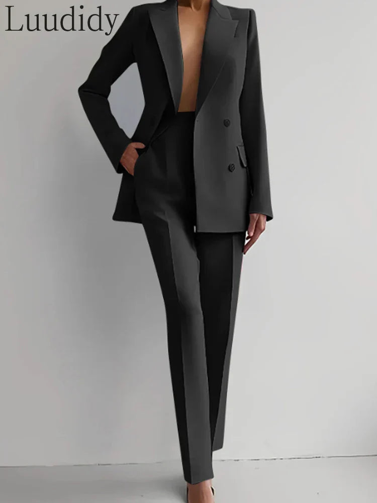 Women's two-piece blazer suit in black with long sleeves and pencil pants by Luudidy.