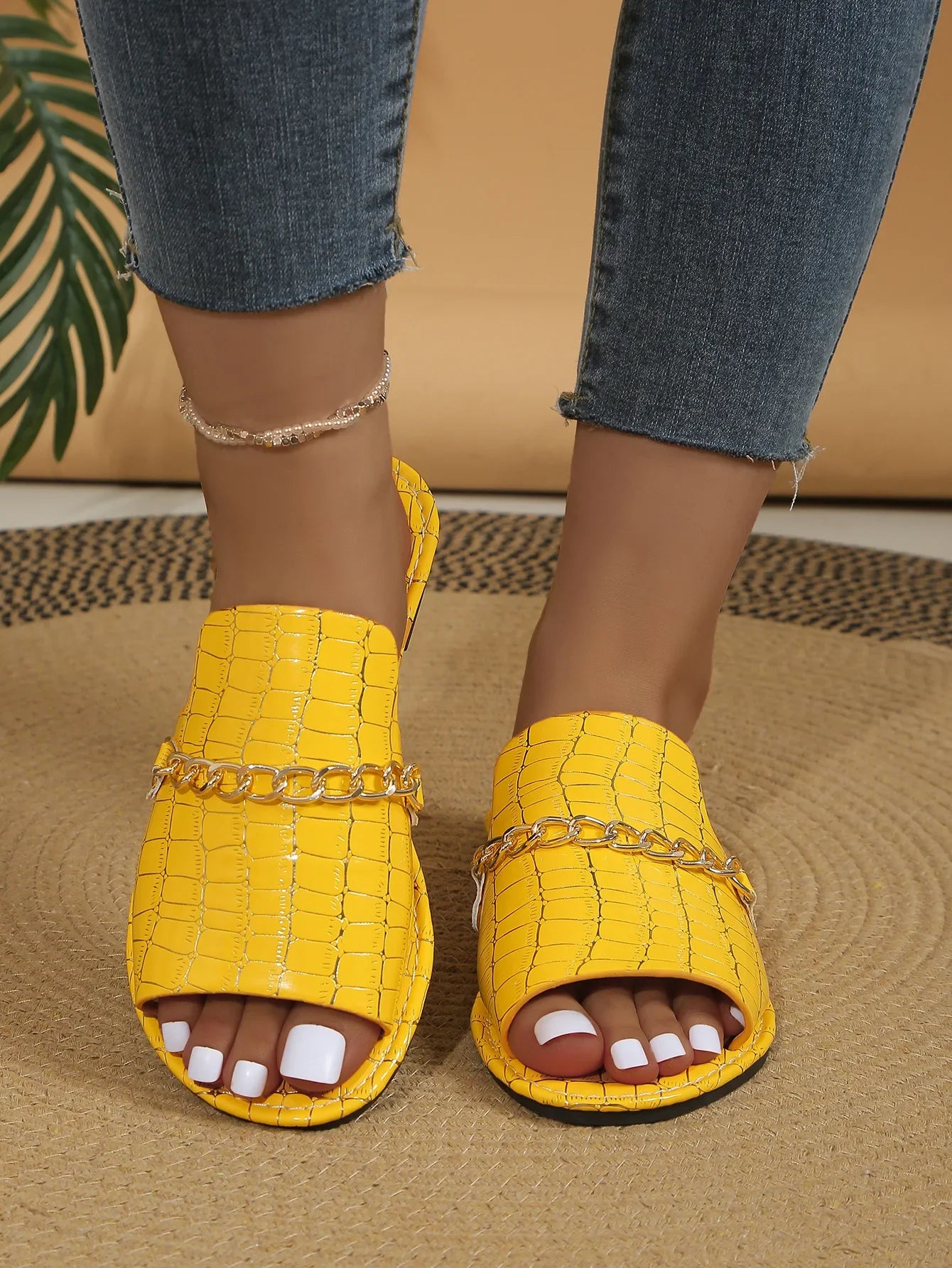 New Gold Metal Chain Peep Toe Slippers Women’s Flat Luxury OutdoorSPECIFICATIONSBrand Name: shijunyiShoes Type: Flip FlopsApplicable Place: OutsideUpper Material: PUHeel Height: High (5cm-8cm)Origin: Mainland ChinaCN: ZhejiangSeasoDMEwomenstorenull