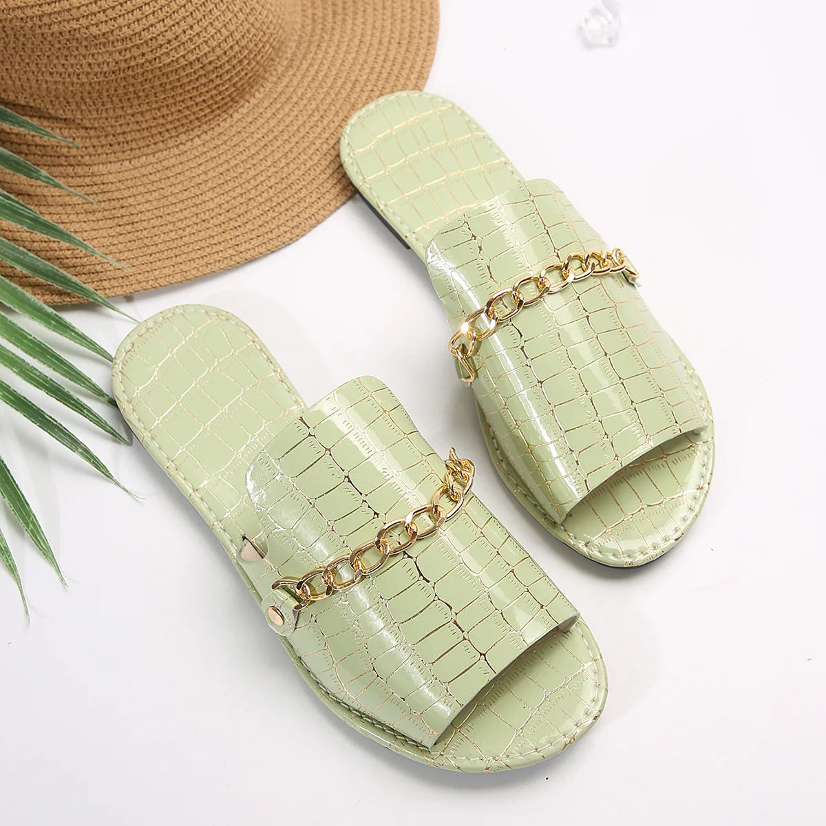 New Gold Metal Chain Peep Toe Slippers Women’s Flat Luxury OutdoorSPECIFICATIONSBrand Name: shijunyiShoes Type: Flip FlopsApplicable Place: OutsideUpper Material: PUHeel Height: High (5cm-8cm)Origin: Mainland ChinaCN: ZhejiangSeasoDMEwomenstorenull