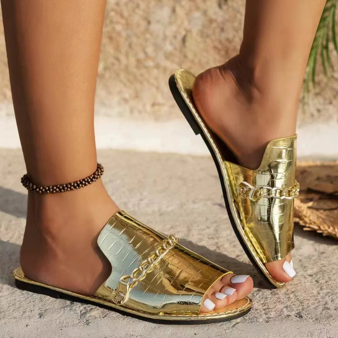 New Gold Metal Chain Peep Toe Slippers Women’s Flat Luxury OutdoorSPECIFICATIONSBrand Name: shijunyiShoes Type: Flip FlopsApplicable Place: OutsideUpper Material: PUHeel Height: High (5cm-8cm)Origin: Mainland ChinaCN: ZhejiangSeasoDMEwomenstorenull