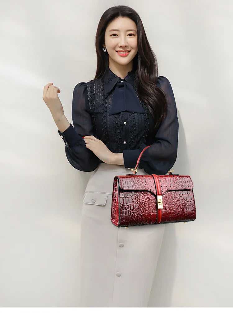 Leather Crocodile Pattern Women's Bag Fashion Brand Ladies HandbagsSPECIFICATIONSBrand Name: NoEnName_NullOrigin: Mainland ChinaCN: GuangdongLining Material: COTTONLining Material: POLYESTERMain Material: Genuine leatherPlace Of OriDMEwomenstorenull