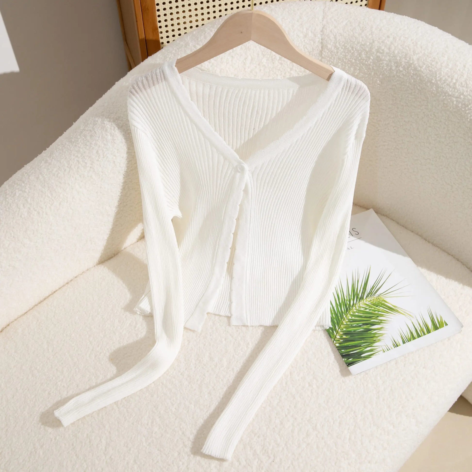 Summer New Women's V-neck Cardigan, Long Sleeves, Sun Protection, ButtSPECIFICATIONSSleeve Style: regularSleeve Length(cm): FullBrand Name: NoEnName_NullModel Number: BS106819Craft of Weaving: KnitClothing Length: regularStyle: Office DMEwomenstorenull